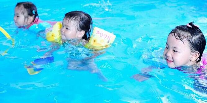 儿童几岁开始学游泳最合适