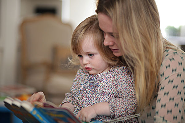 育儿方法：睡前做好亲子阅读 让宝贝爱上看书